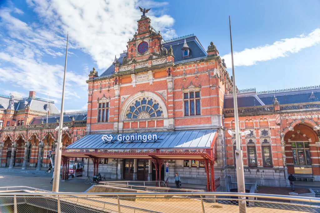 Hoofdstation Groningen bij bewolkt weer