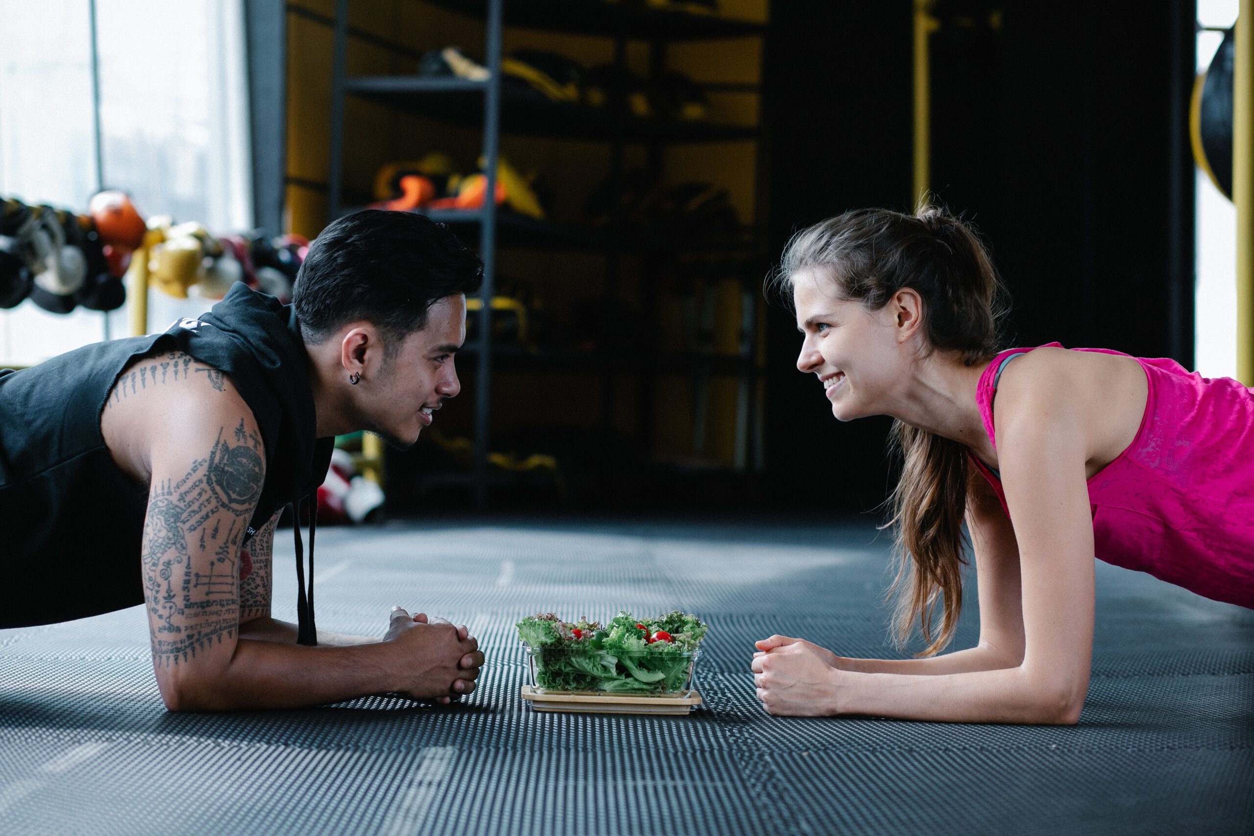 Samen planken in de sportschool voor een schaal salade