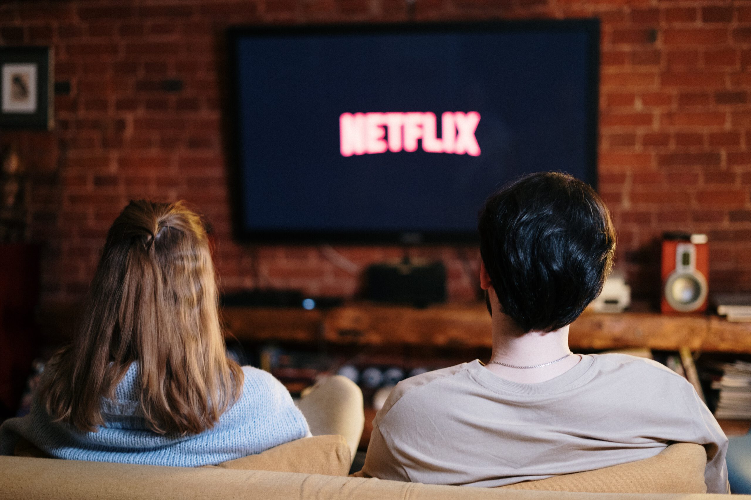 Man and woman watching Netflix